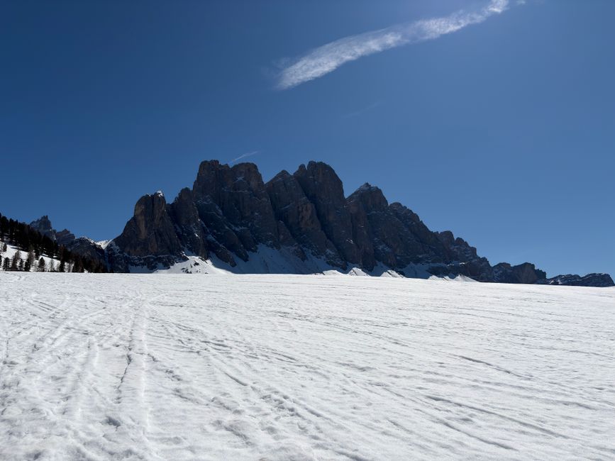 Explore the breathtaking snow-covered Dolomites in Trentino-Südtirol, a winter wonderland beneath a pristine sky.